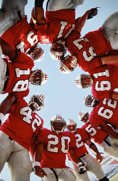 Leinwand Poster, Bilder Football team in huddle, low angle view, Getty Images, 60 × 90 cm