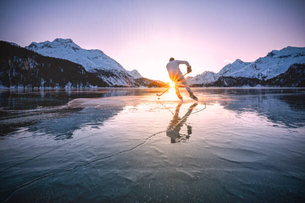 Leinwand Poster, Bilder Ice hockey player skating on frozen, Roberto Moiola / Sysaworld, 90 × 60 cm
