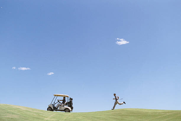 Leinwand Poster, Bilder Golfer Chasing Golf Cart, Sean Justice, 90 × 60 cm