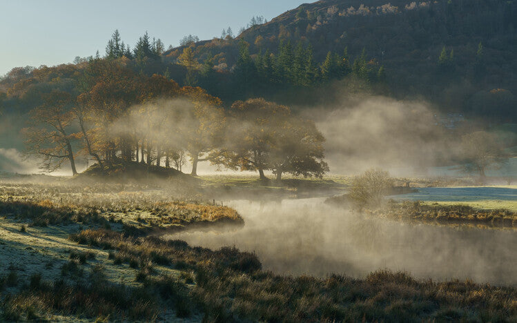 Leinwand Poster, Bilder Misty autumn sunrise over river Brathay, Elterwater, 90 × 55 cm