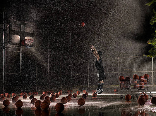 Leinwand Poster, Bilder Man shooting basketball at night in, Adam Weiss, 80 × 60 cm