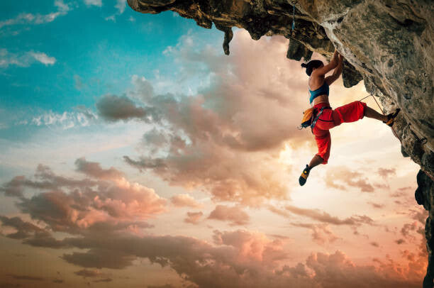 Leinwand Poster, Bilder Athletic Woman climbing on overhanging cliff, Solovyova, 90 × 60 cm
