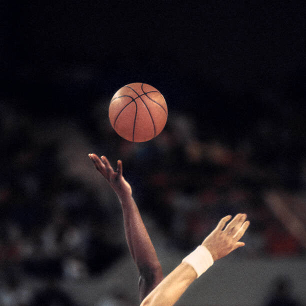 Leinwand Poster, Bilder Two players reaching for basketball, David Madison, 70 × 70 cm