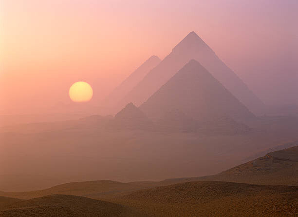Leinwand Poster, Bilder The Pyramids viewed at sunrise, Giza, Egypt, Travelpix Ltd, 90 × 65 cm