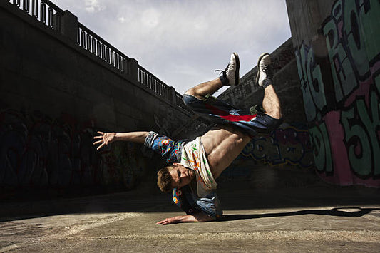 Leinwand Poster, Bilder Man dancing Hip-hop in urban, Eugene_Onischenko, 90 × 60 cm