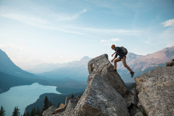 Leinwand Poster, Bilder A man standing on a rocky, Jordan Siemens, 90 × 60 cm