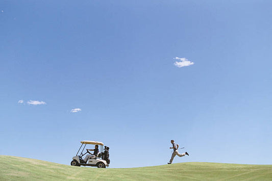 Leinwand Poster, Bilder Golfer Chasing Golf Cart, Sean Justice, 90 × 60 cm