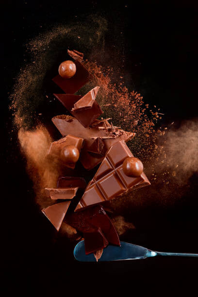Leinwand Poster, Bilder Broken chocolate pieces balancing on a, Dina Belenko Photography, 60 × 90 cm