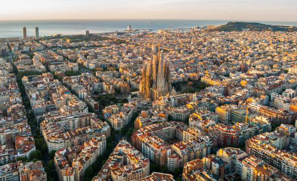 Leinwand Poster, Bilder Sagrada Familia and Barcelona skyline at, Pol Albarrán, 90 × 55 cm