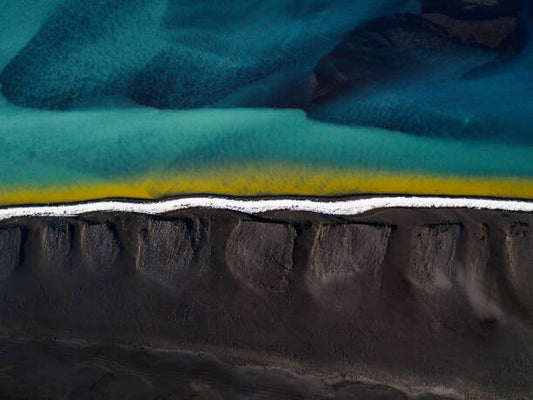 Leinwand Poster, Bilder Drone shot showing a black sand, Abstract Aerial Art, 80 × 60 cm