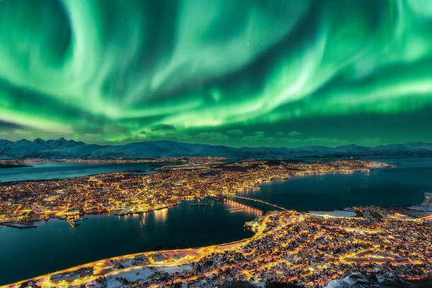 Leinwand Poster, Bilder Aurora Borealis dancing over Tromso Urban, Juan Maria Coy Vergara, 90 × 60 cm