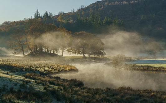 Leinwand Poster, Bilder Misty autumn sunrise over river Brathay, Elterwater, 90 × 55 cm