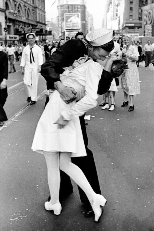 Eisenstaedt -Kissing on VJ Day Poster, Plakat, 61 × 91.5 cm
